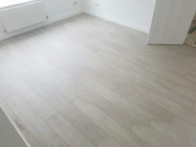 Whitewashed oak-effect laminate