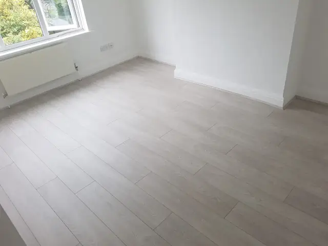 Bedroom in light grey laminate
