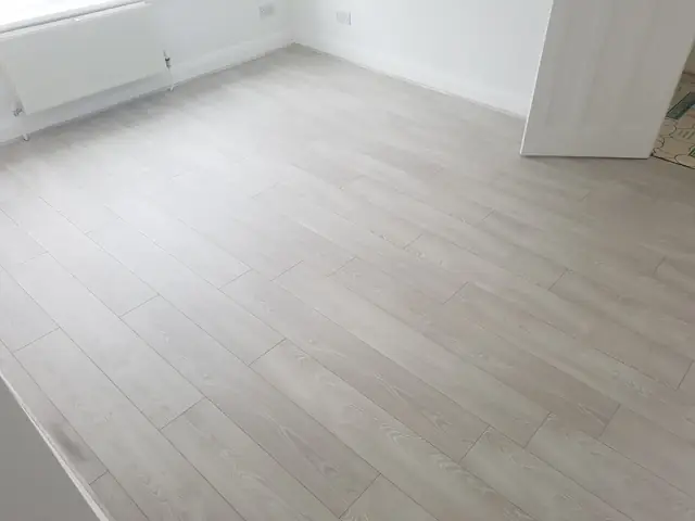 Light laminate, freshly fitted