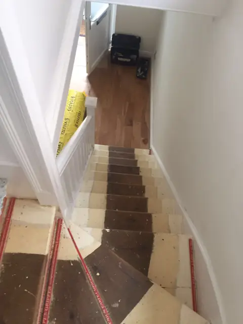 Grippers and underlay on a staircase